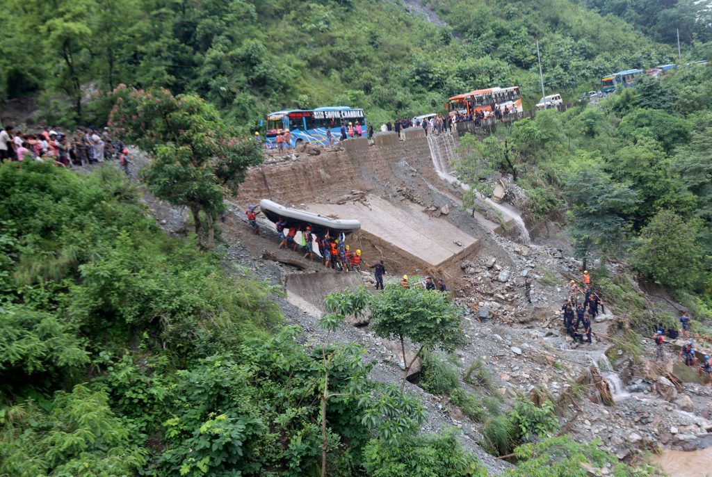 दुर्घटना भएको १ वर्ष पुग्दा पनि सिमलतालबाट त्रिशूलीमा खसेको बसका ३९ यात्रु अझै भेटिएनन्